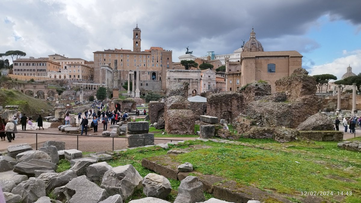 Vesov's tweet photo. Hay quienes buscan la felicidad y hay quienes la crean viajando
#Roma #Febrero #CatorceAñosDespués https://t.co/7MX9kJZx8D