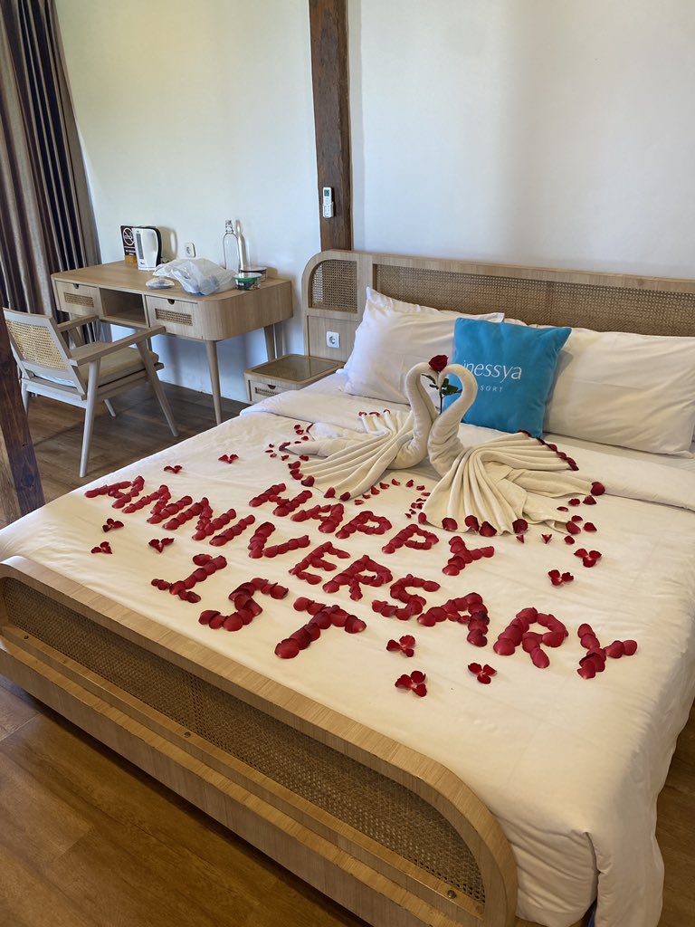dindarff's tweet photo. our first wedding anniversary recapitulation🤍🌊☀️🐚🌴 https://t.co/6hs5218L5W