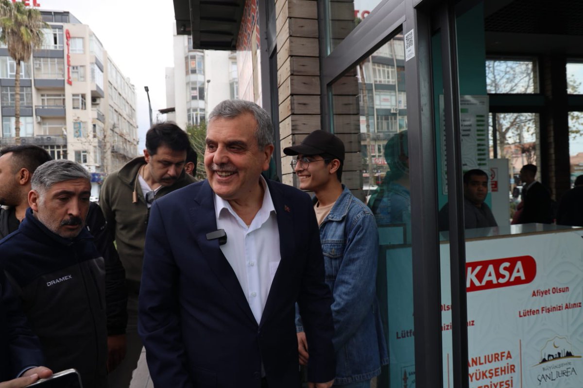 Bu şehre hak ettiği değişimi, dönüşümü yaşatmaya kararlıyız.

Eski hizmet binamızı yeni yerine taşıyarak #Şanlıurfa’nın tam kalbinde, şehrin tarihi kimliğine uygun ve misafirlerine nefes aldıracak yeşil bir proje uyguladık: "Belediye Parkı"

İşte bu #ŞanlıurfayaDeğer.