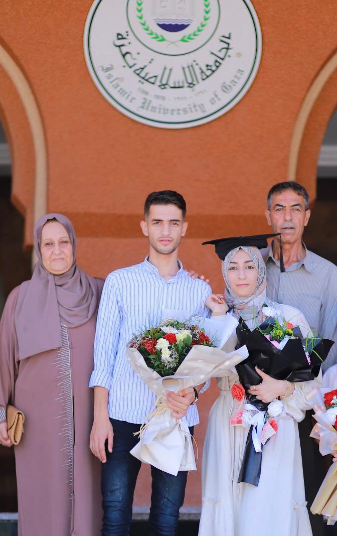 Selamün aleyküm arkadaşlar, ilk kez ailem için bir şey istiyorum, Refah'ta bulunan ailemi Mısır'dan çıkartmak için herkesin yardımına ihtiyacım var, vallahi bu son çarem olmasaydı böyle bir yola başvurmazdım, tüm resmi kanallara başvurdum devletteki yetkili kişilere ulaşmaya