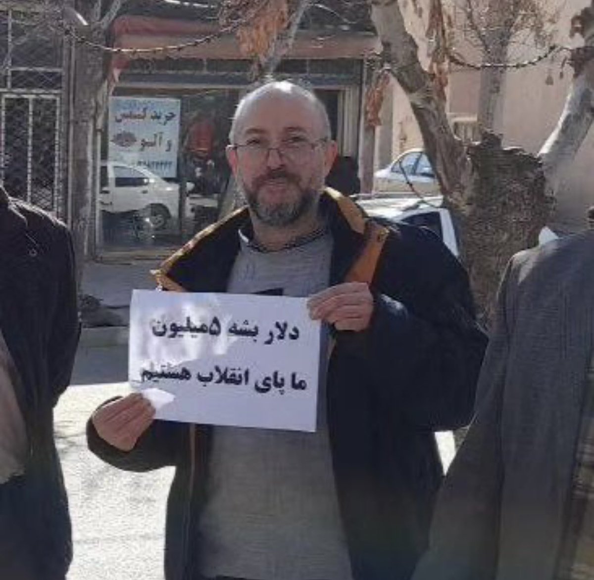 دلار بشه ۵ میلیون هم اینا پای انقلابشون هستند.به چاه نفت وصل هستند که دلار پنج میلیونی براشون مورد خاصی نیست یا از روی حماقت هست؟
حالا باز بگید فتوشاپه!