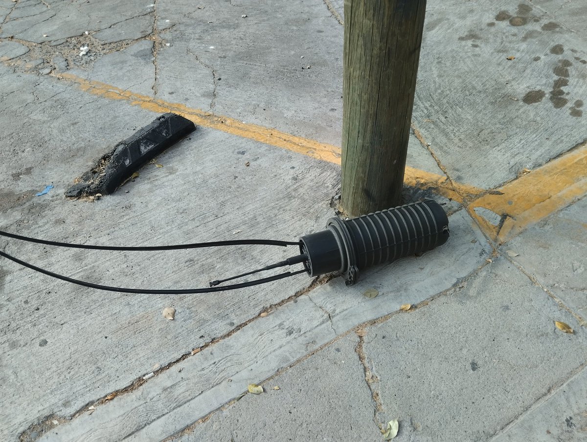 xebeche1's tweet photo. Tiene días que está esto tirado en Av. Guadalupe, frente a una Comex, entre San Antonio de Padua y San Nicolás de Bari, Zapopan, Jalisco. Parece que es algo totalmente de su competencia @CFE_Contigo @CFEmx https://t.co/5L2jTswOCp