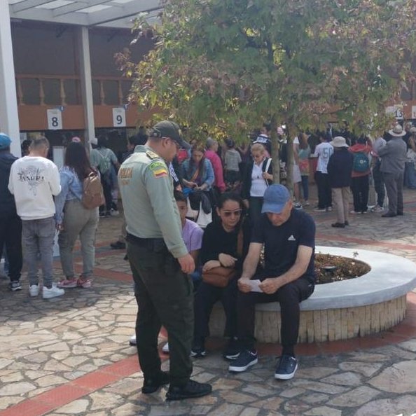 PoliciaSabana's tweet photo. En el municipio de #Tocancipa integrantes del Grupo de Protección al Turismo y Patrimonio Nacional,  realizan acompañamiento a los diferentes turistas nacionales y extranjeros que llegan al #ParqueJaimeDuque, garantizando un #TurismoSeguro.

#DiosYPatria 
#SeguridadEnLaSabana https://t.co/fRMz3l6ytA