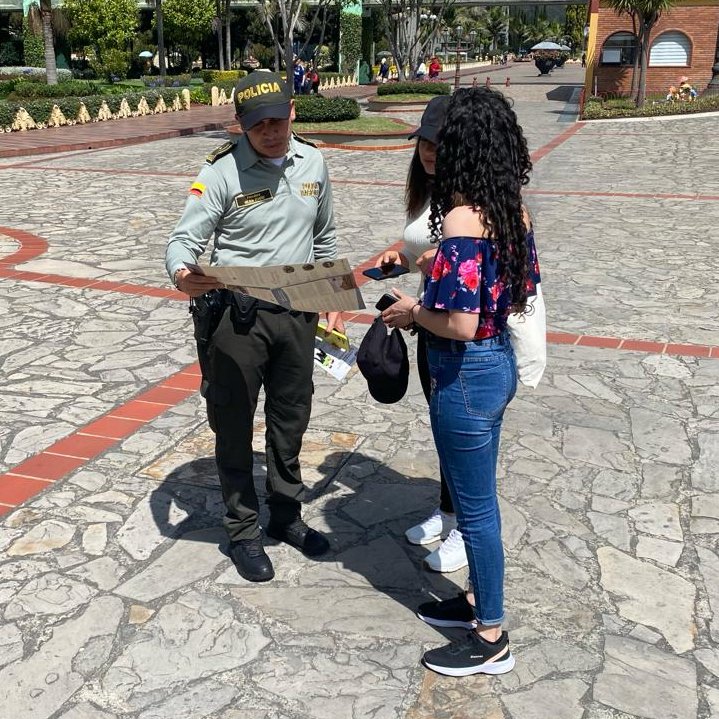 PoliciaSabana's tweet photo. En el municipio de #Tocancipa integrantes del Grupo de Protección al Turismo y Patrimonio Nacional,  realizan acompañamiento a los diferentes turistas nacionales y extranjeros que llegan al #ParqueJaimeDuque, garantizando un #TurismoSeguro.

#DiosYPatria 
#SeguridadEnLaSabana https://t.co/fRMz3l6ytA