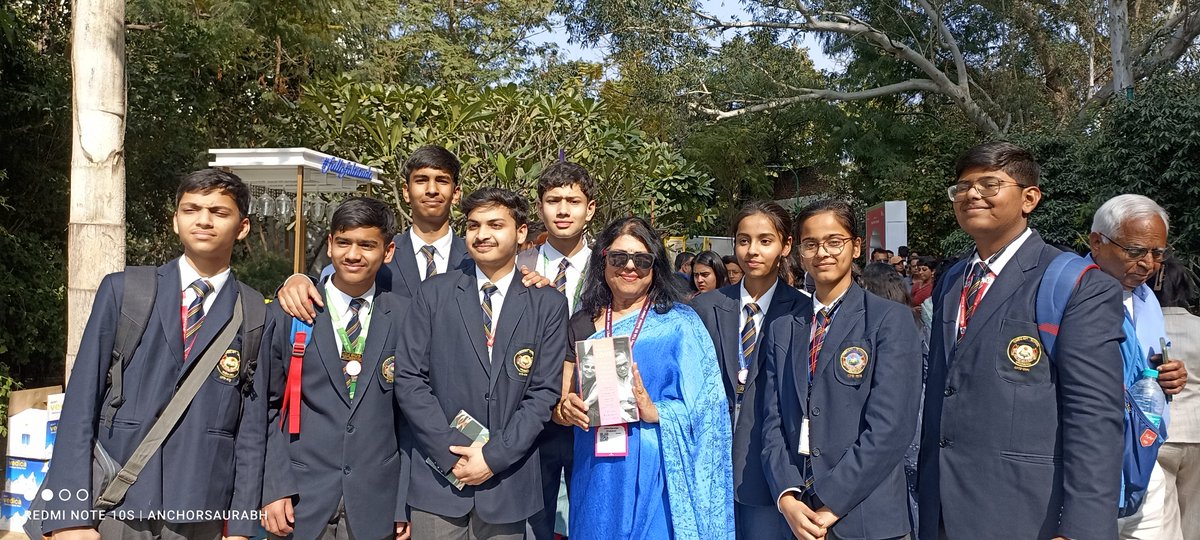 cdivakaruni's tweet photo. I met with many schoolkids when on #booktour with my new bio of #SudhaMurty & #NarayanaMurthy, #UncommonLove. These came all the way from #SunbeamLahartara in #Varanasi to the #JaipurLitFest. Thanks to #JLF for encouraging them to attend.
Thanks #SaurabhChakravarty for the photo. https://t.co/Fi5n3eqmyP