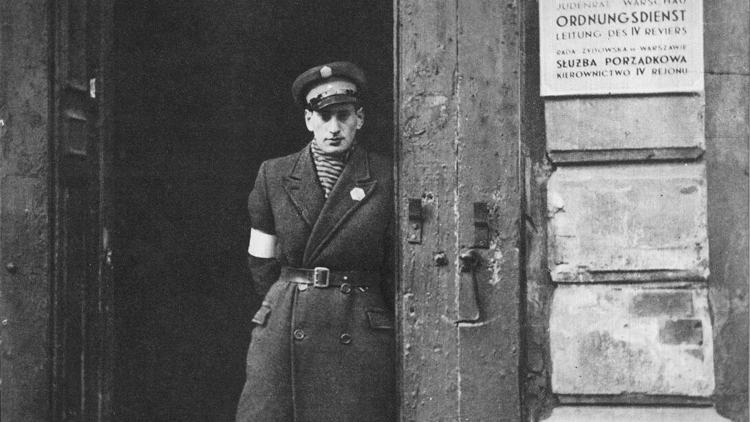 Ylainoa's tweet image. Los Jüdische Gheto-Polizei (Servicio de Orden Judío dirigida por sionistas), llamada por los judíos Policía Judía, eran unidades de policía organizadas en los guetos por el Judenrat en colaboración con las SS. Además de guetos también controlaban los campos de concentración.