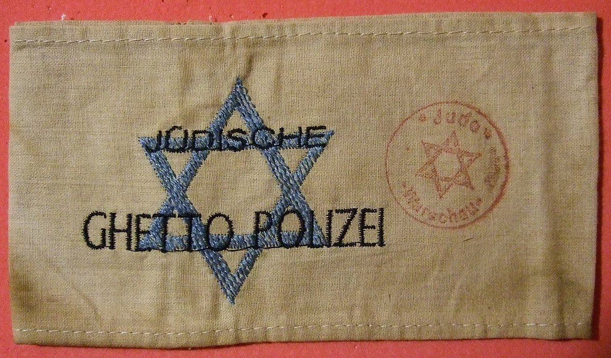 Ylainoa's tweet image. Los Jüdische Gheto-Polizei (Servicio de Orden Judío dirigida por sionistas), llamada por los judíos Policía Judía, eran unidades de policía organizadas en los guetos por el Judenrat en colaboración con las SS. Además de guetos también controlaban los campos de concentración.