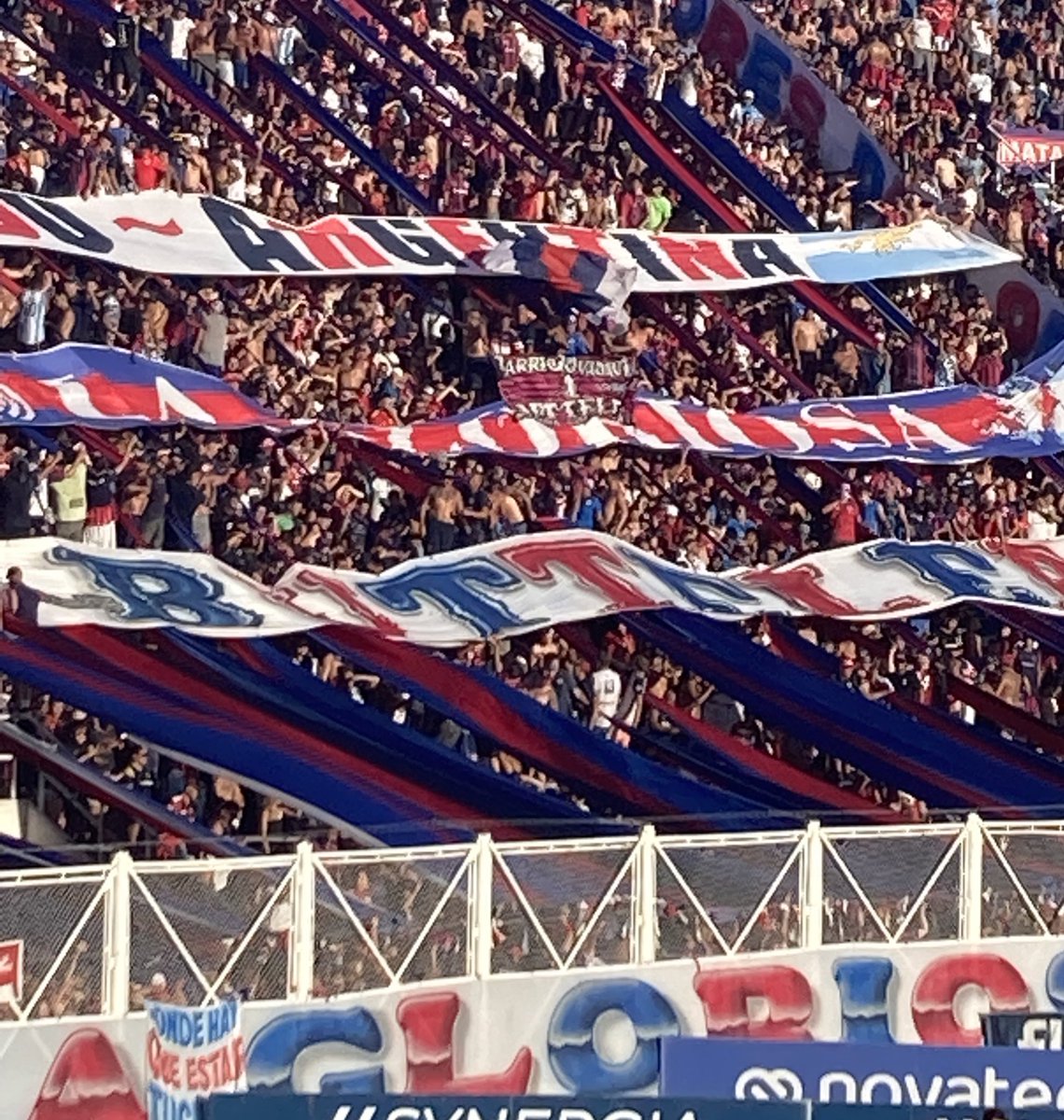 negrocasla's tweet photo. Ganamos. Tenemos negros que festejan goles con bailecito. La cancha fue una fiesta. Y se escondieron los anti.

Aguante San Lorenzo.
Aguante Insua. 

💙❤️ https://t.co/V9lLgPVEC7