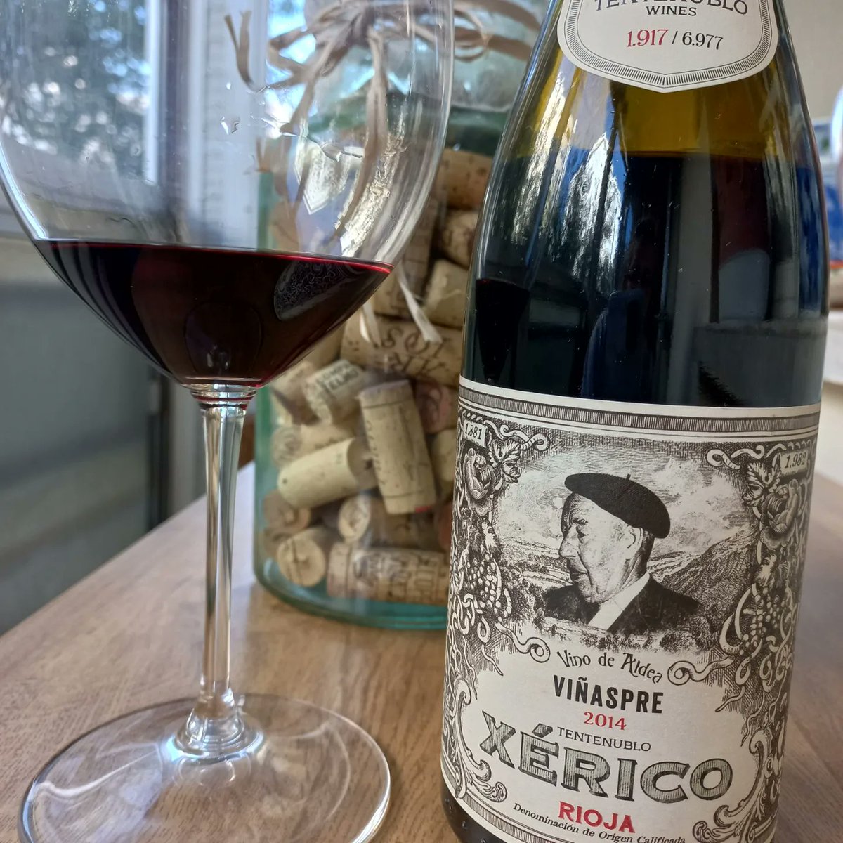 susublanca's tweet photo. Muchas frutas negras, 🫐🫐, una rusticidad constante pero aterciopelada a la vez.
La lágrima densa pero que no pesa al beber..mucha redondez y elegancia..Otro Rioja!!😍😍
.
#lavidaesparabeberla✌️
#tentenublowines
#vinoderioja
#riojawine
#robertoolivan https://t.co/NwiMRkWa9r
