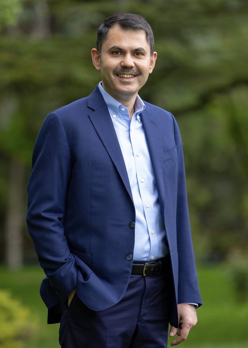 47 yaşında genç dinamik ! 
Göbeği yok !
Tatil merakı yok !
Yunan merakı yok ! 
Babadan zengin filan değil ! 
Soyadını hiç değiştirmedi ! 
Aynı mendil ile ağzını burnunu yüzünü silmiyor ! 

Obsesif Kompulsif Bozukluk hastalığı yok !

Otobüsler yanarken saçını taramayacak !