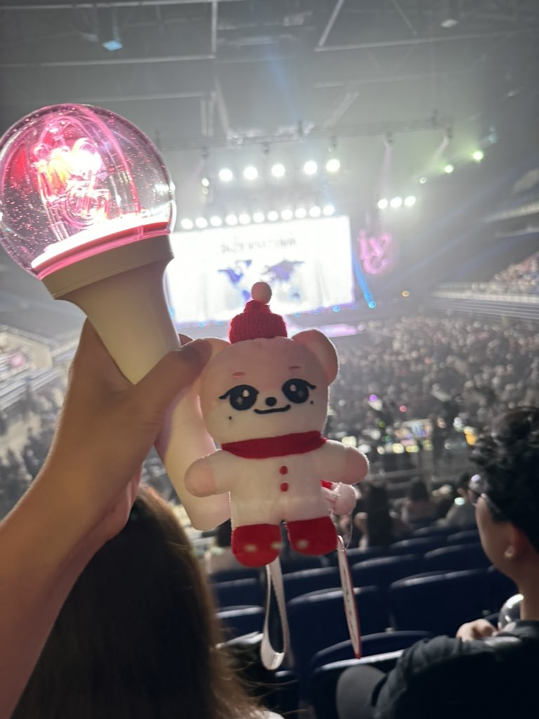 koreanstudy's tweet image. Last concert was IU 6 years ago. Malaysian Dives are LOUD (proud). The girls love it. Axiata arena best. Perhaps shall go for IU again next.