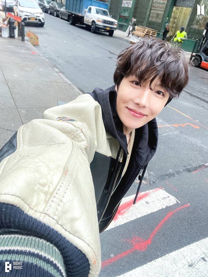 flytomy_sope's tweet photo. Happy birthday to our beloved sunshine Hobi 💜💛

#HAPPYBIRTHDAYJHOPE #HobiDay https://t.co/cwjm8PAK6s