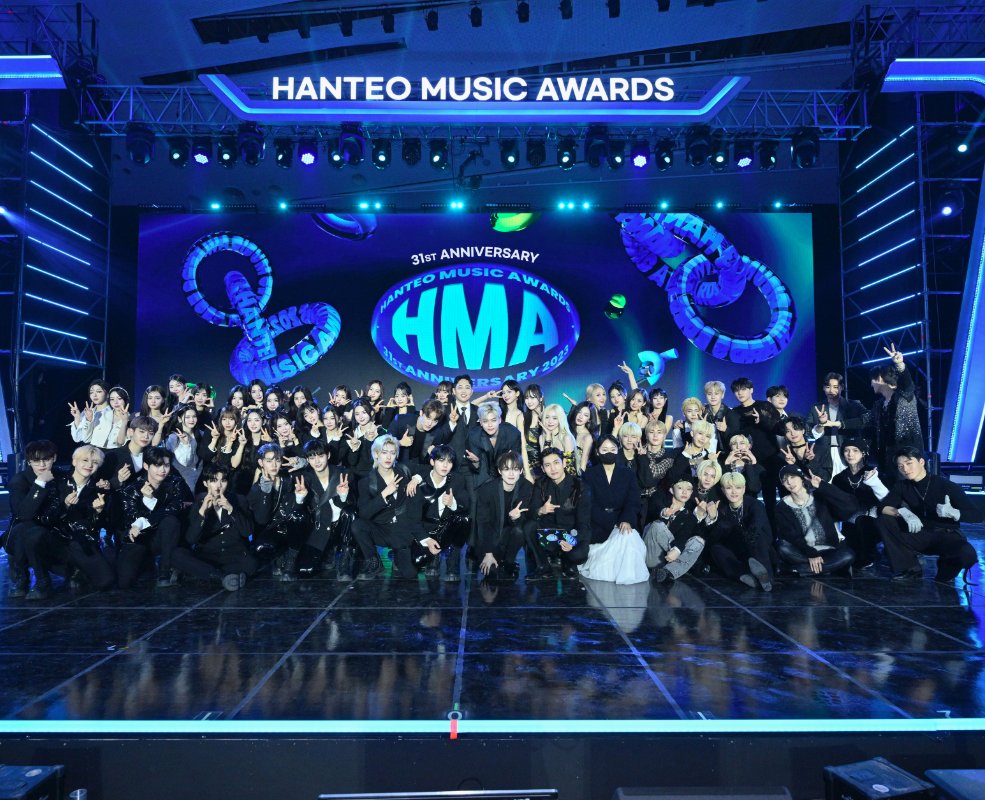 AboutMusicYT's tweet photo. A fan who allegedly discharged at the Hanteo Awards Show writes an apology post and offers laundry fees to people who were affected.

- Many artists and fans were uncomfortable by the smell that filled the venue. https://t.co/NVFk4MsChX