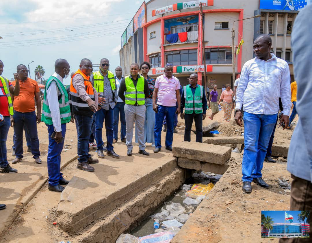 Ramasser les ordures et balayer…même le dimanche pour arriver à « Zéro déchet » dans les rues de Lubumbashi. Et aussi, discuter des écogestes avec ceux qui tiennent des commerces dans le centre des affaires de la ville.