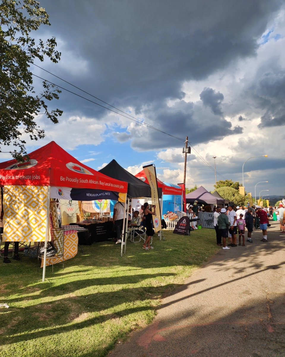 ProudlySA's tweet photo. #AccessToMarket opportunities for our member companies at Makhelwane Festival
@MokgalakaCakes @corner_dladla @TolokaziBeer @matsmemukaplastic
Lolo Warona really is the life of the party https://t.co/gwmW8E4A9C