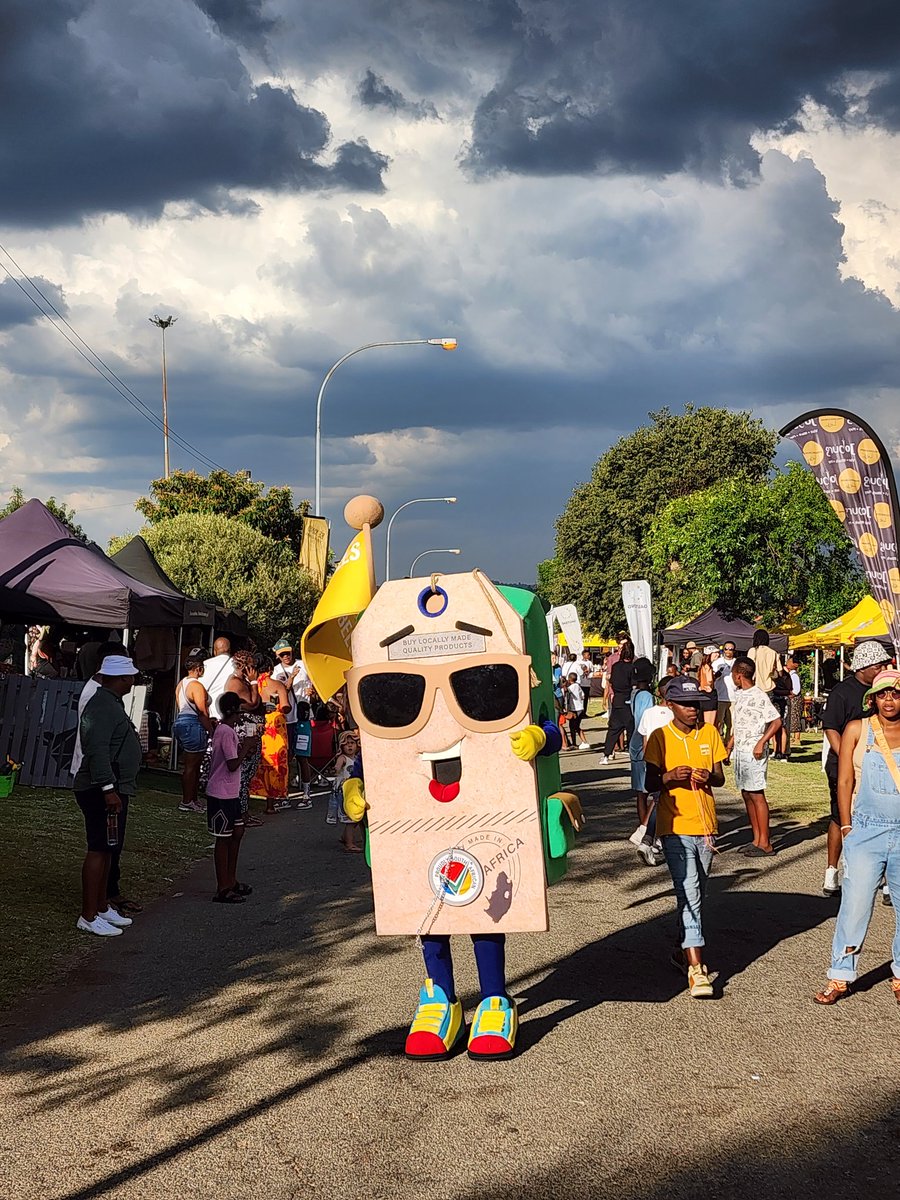 ProudlySA's tweet photo. #AccessToMarket opportunities for our member companies at Makhelwane Festival
@MokgalakaCakes @corner_dladla @TolokaziBeer @matsmemukaplastic
Lolo Warona really is the life of the party https://t.co/gwmW8E4A9C