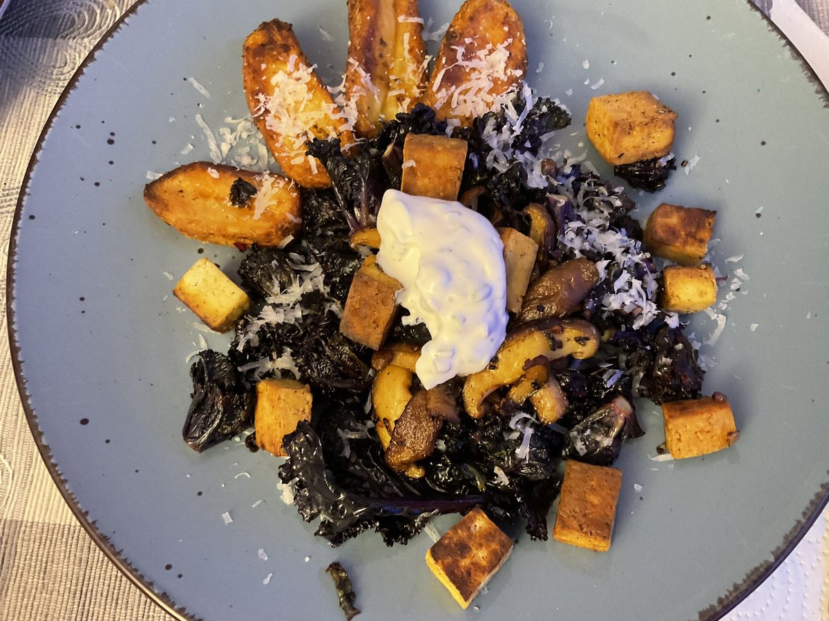 beaphi99's tweet photo. Hi ihr Lieben 🙋🏻♀️Gestern frische Flower Sprouts und Shiitake Pilze auf dem Wochenmarkt gekauft und gleich verarbeitet 🥰Dazu noch etwas Tofu gewürfelt,angeröstet und mit veganer Sour Cream abgerundet 🥰So lecker 😍 #GoVegan #Kalettes #Shiitake #veganfood https://t.co/moEG3OznJX