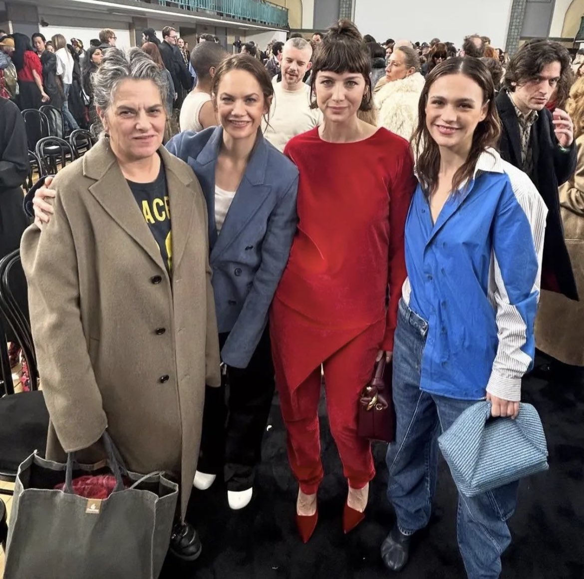 Her half up hairstyle is so cute😻

So lovely seeing #CaitríonaBalfe and #SophieSkelton together🥰

📸: robertdiament IG