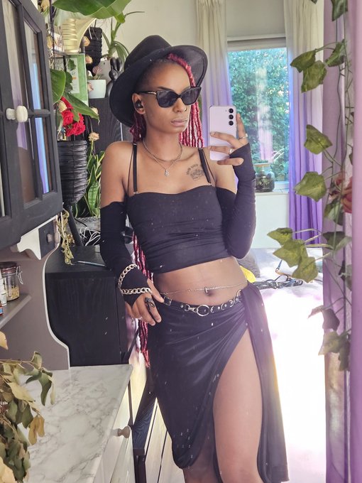 I choose to look like this and you are still confused why you can't resist me. Occupying your mind comes<a href="/tag/findom"class="tags"><span>#findom</span></a><a href="/tag/ebonygoddess"class="tags"><span>#ebonygoddess</span></a><a href="/tag/tikkieslaaf"class="tags"><span>#tikkieslaaf</span></a>