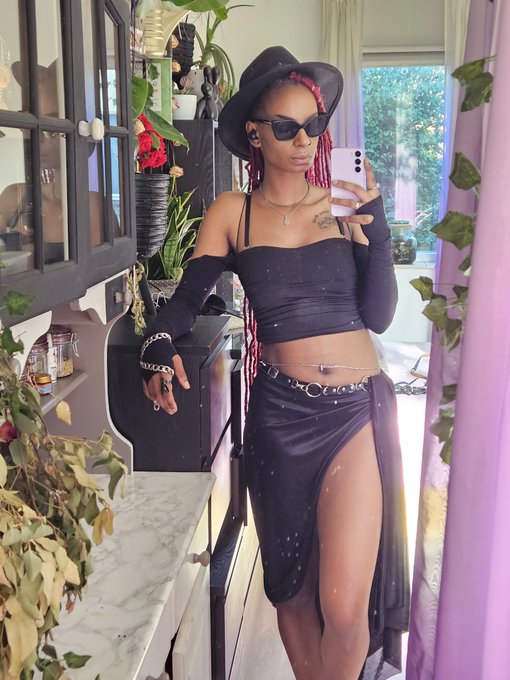 I choose to look like this and you are still confused why you can't resist me. Occupying your mind comes<a href="/tag/findom"class="tags"><span>#findom</span></a><a href="/tag/ebonygoddess"class="tags"><span>#ebonygoddess</span></a><a href="/tag/tikkieslaaf"class="tags"><span>#tikkieslaaf</span></a>