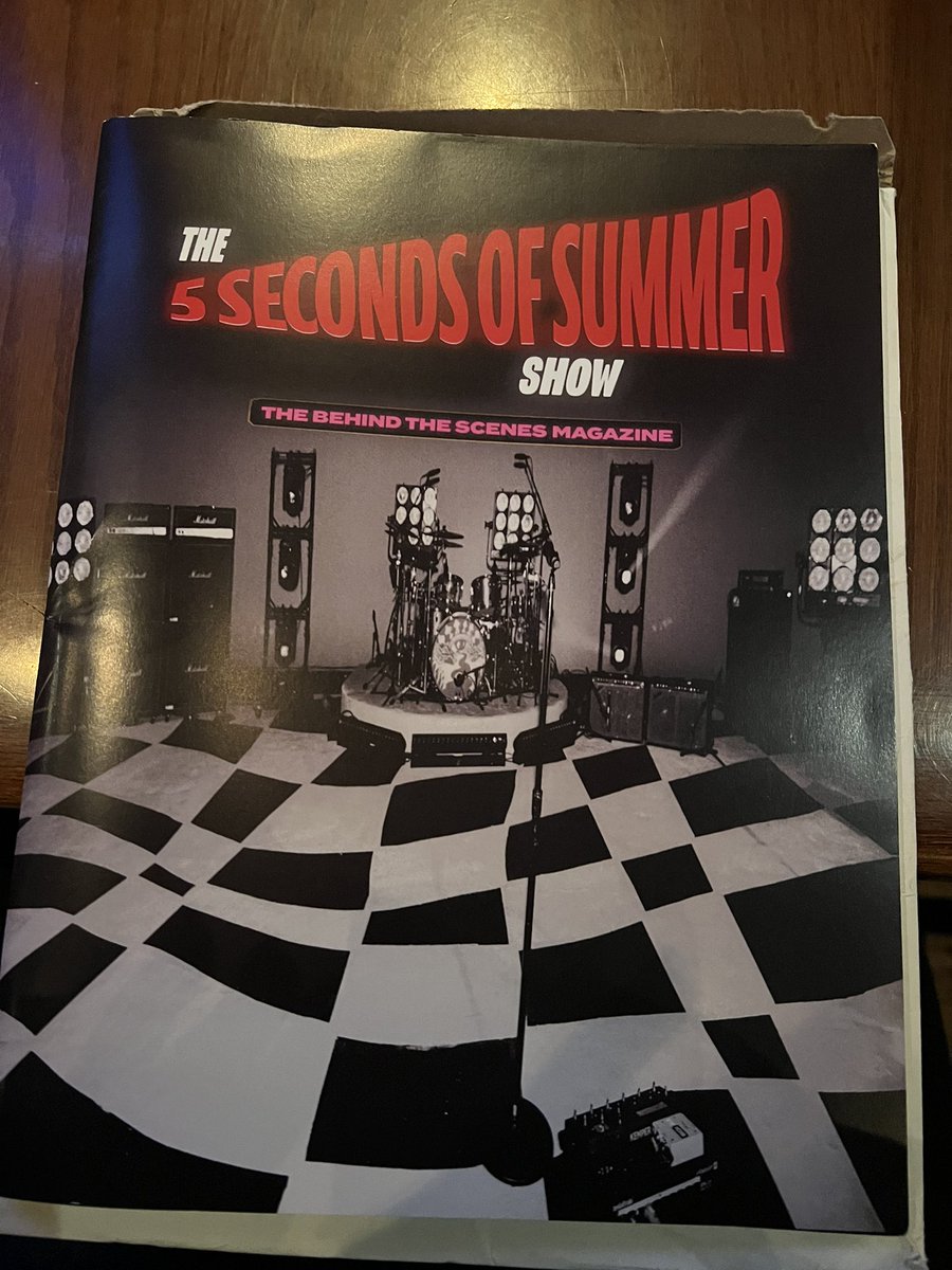 5SOSUpdES's tweet image. ◜📢◞ #INFOSOS — Se cumplen 2 años desde que inició la era #5SOS5! 💙
La revista que contenía fotos del detrás de escenas de las parodias, el nombre del single #COMPLETEMESS🔵 y la fecha del lanzamiento llegó a manos de la #5SOSFAM este día.