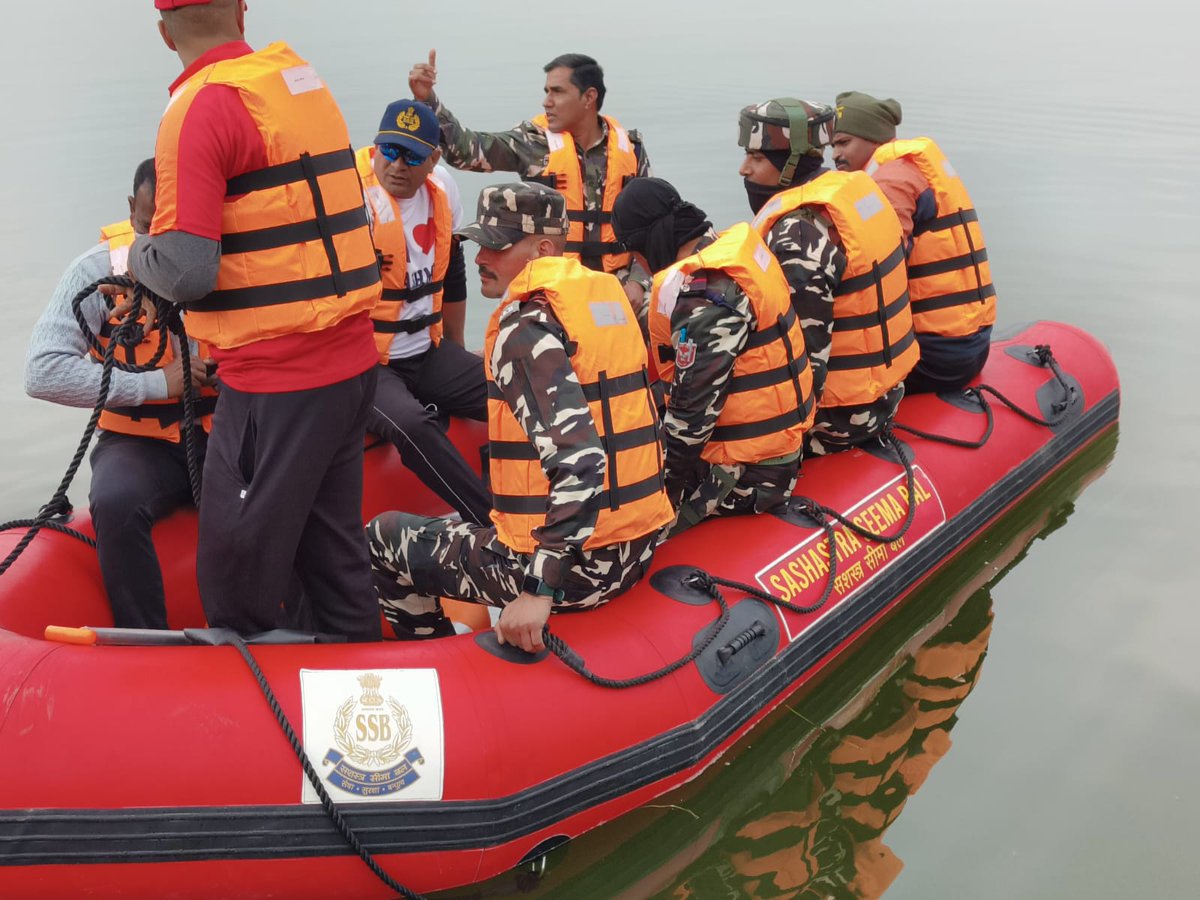 Rohitashwa14's tweet photo. #Dal
#Srinagar
@10BnSSB_INDIA 
@KashmirSdrf 
@saroshkafeel3 
@GreaterKashmir 
#Water_sports https://t.co/T1Sg3mh0wr