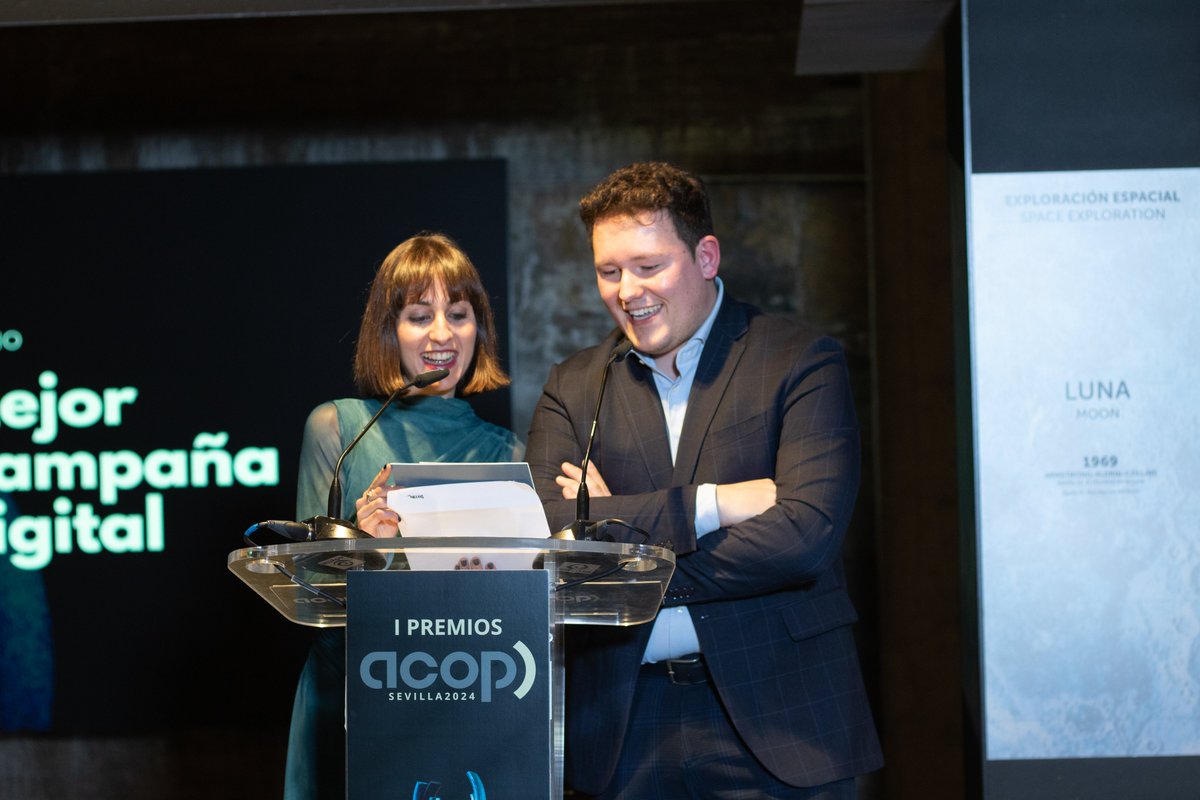 compolitica's tweet photo. Jovencísimo y emocionadísimo, @UnaiBurguete recogió el Premio a Mejor Campaña Digital por "Elecciones a la Diputación Foral de Bizkaia 2023" que entregaron la directora y el subdirector de #LaRevistadeAcop @claudia_chvl y @aneransorena https://t.co/jSh4yirq54