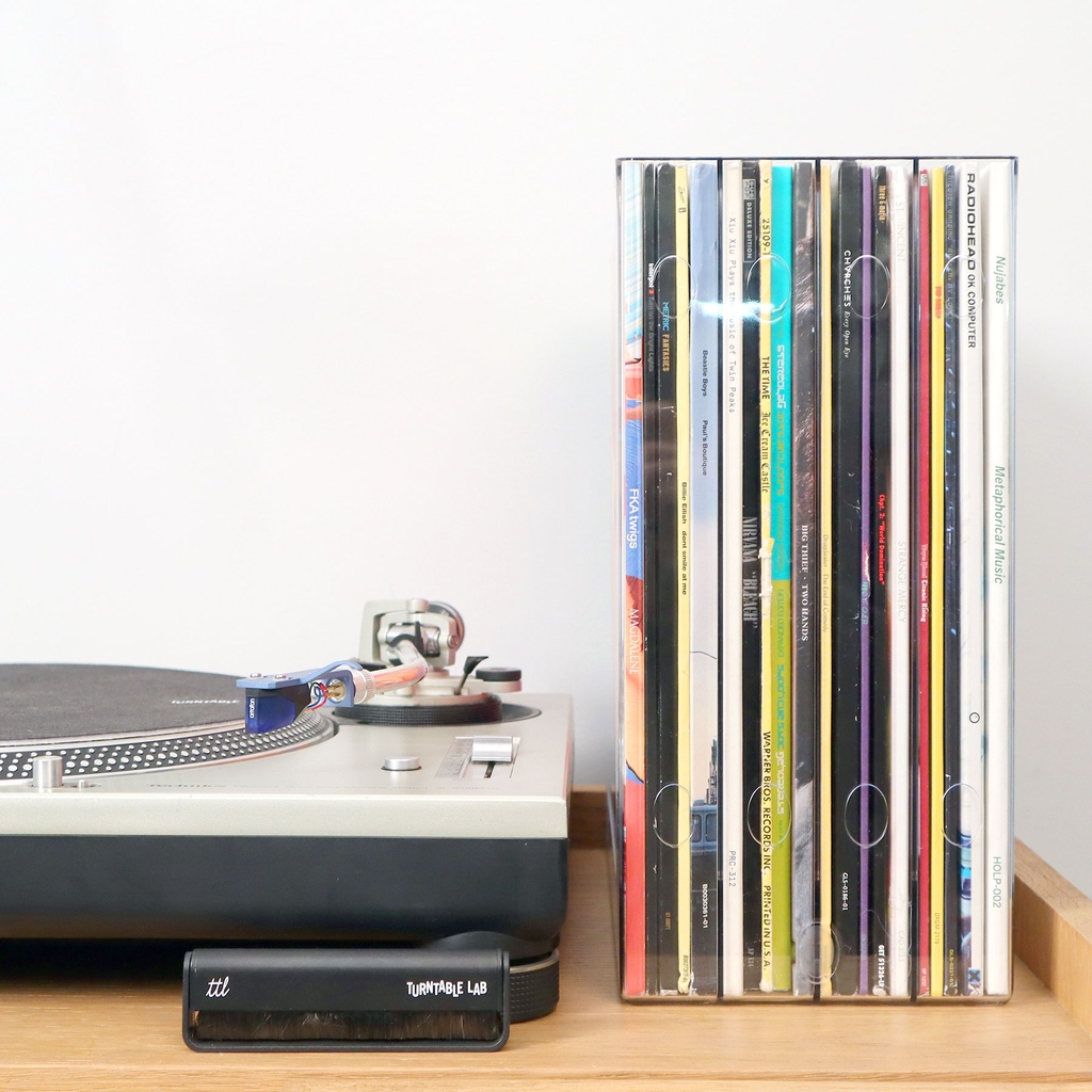 TurntableLab's tweet image. the #RecordCorner is a minimalist vinyl storage + display solution that holds between 1 and 36 LPs; great for a ‘new arrivals' section near your turntable:

⇢ turntablelab.com/recordcorner

#ttlhifi #vinylstorage #recordstorage #vinylcollection #recordcollection #turntable