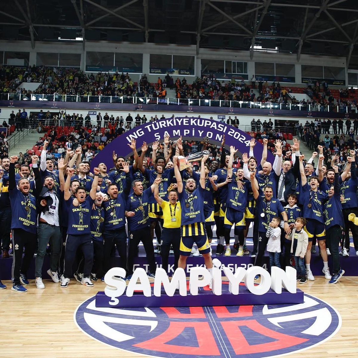 melihmahmutoglu's tweet photo. Şampiyon! 🏆💛💙 @FBBasketbol https://t.co/vYdgIpQgmf
