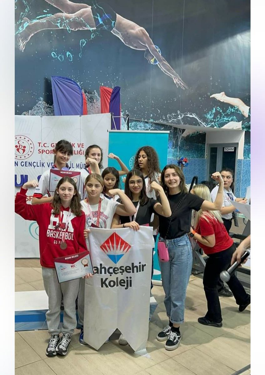 Trabzon'da yapılan Bölge Müsabakalarında Kayseri Bahçeşehir Koleji Yıldız Kız Yüzme takımımız, bölge müsabakalarını başarıyla tamamlayarak Türkiye finallerinde okulumuzu temsil etme hakkı kazanmıştır.Öğrencilerimizi ve antrenörlerimizi kutluyoruz. <a href="/ahmetoba2/">Ahmet Oba 🇹🇷</a> <a href="/bahcesehir_k38/">Bahçeşehir Koleji Kayseri Kampüsü</a>