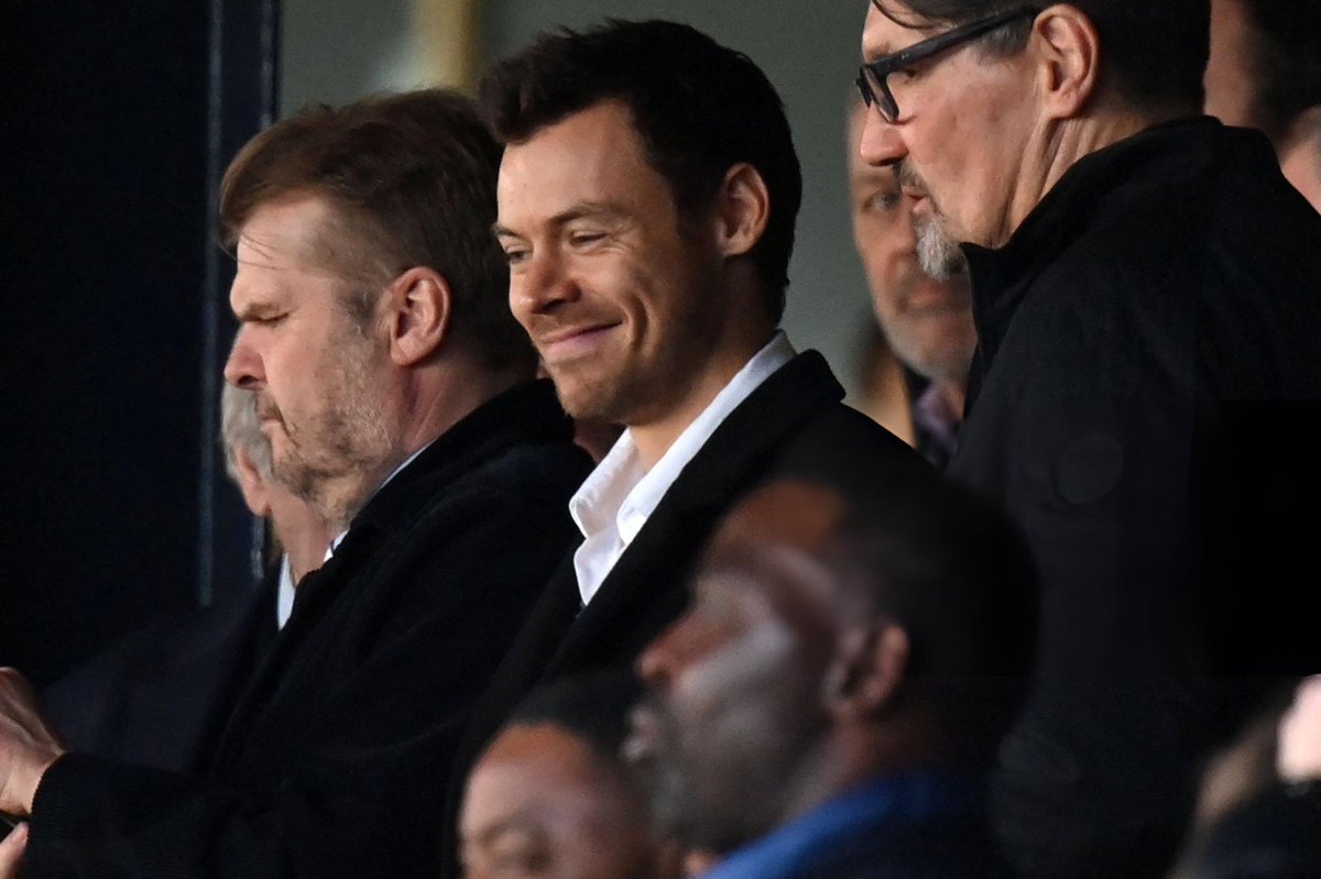 📸| Harry con Rob Stringer en el partido del Manchester United contra Luton hoy!