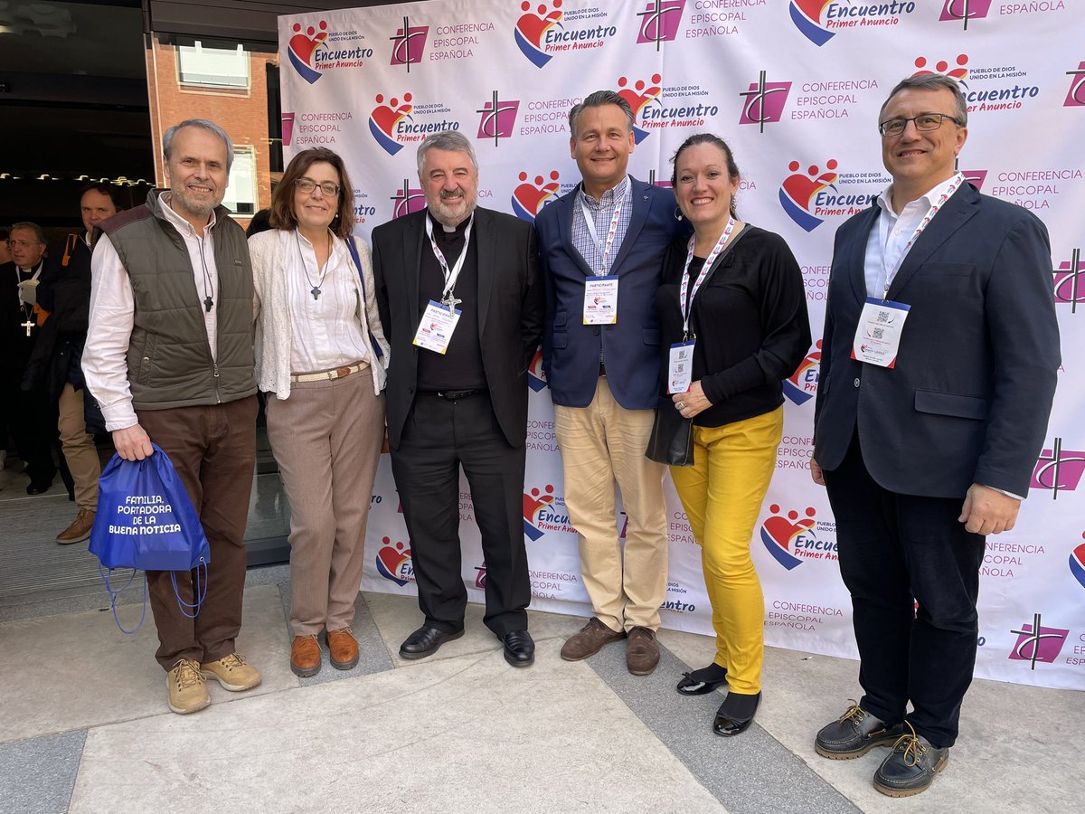 MiguelAalmendro's tweet photo. @laicos_ensalida @archimadrid @prensaCEE @archimadrid @CardenalCobo
Encuentro de Laicos sobre Primer Anuncio #EPA24
Nuestros queridos Presidentes Nacionales del #MFC @mfcspain , Arantxa y Rodrigo, con el @CardenalCobo, el Arzobispo de la @ArchiZaragoza, don Carlos y con los miembros del Movimiento Familiar Cristiano https://t.co/eU3vquzSbE