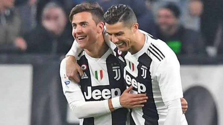 Salikk_07's tweet photo. Ronaldo with                          Messi with 
the players               Vs          the players
Who idiolise                          who Idiolise 
Messi.                                           Ronaldo. https://t.co/5AgqjMFSRy