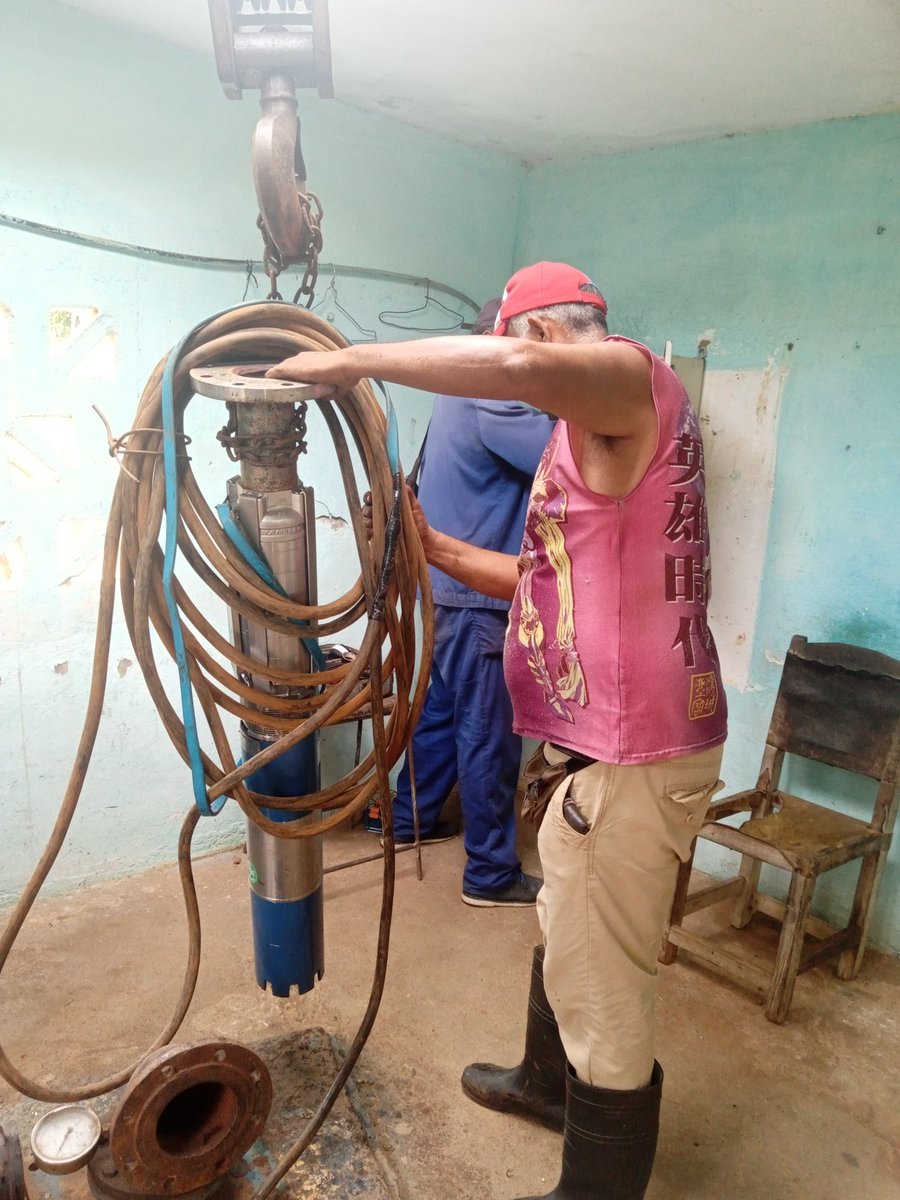 Leonide84117775's tweet photo. Se realiza la instalación de la bomba  que abastece a la demarcación del Consejo Popular Sierra de Caballos en la #IslaDeLaJuventud 
#SiSePuede 
@IntendenteMeij 
@LorenzoOsbel https://t.co/K94IiemgrU
