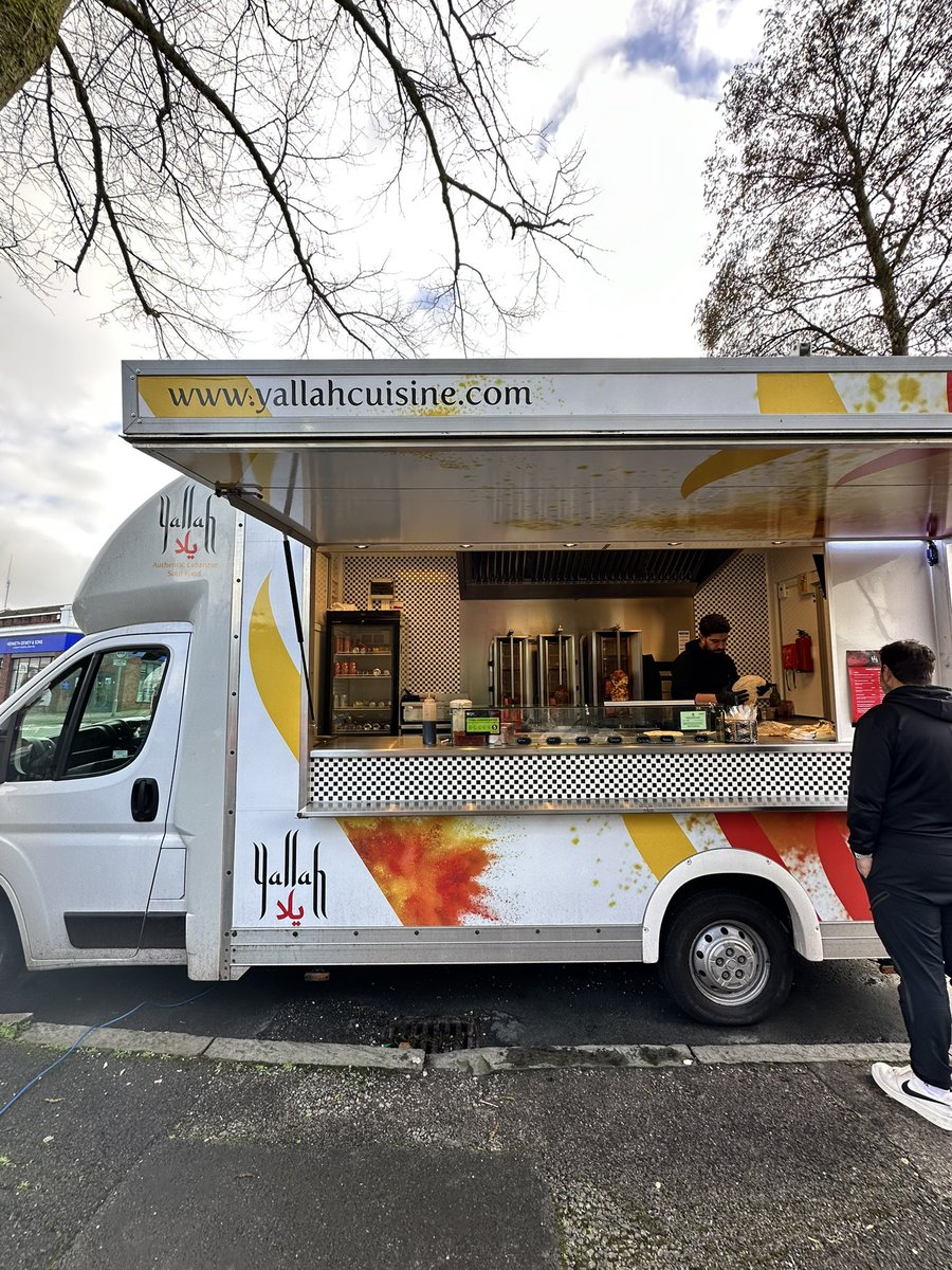 I thought I’ll have a healthier Sunday so I wokeup early, clocked in 7,000 steps and on the way back saw this tempting shawarma truck and tucked in 500+ calories. It would have been better if I just had a lazy Sunday instead!? #sundayvibes