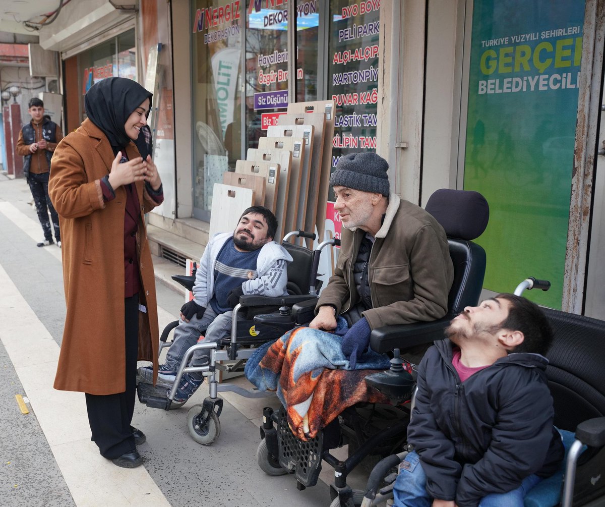 BehiyeArslanBB's tweet photo. Engelli vatandaşlarımızın sürpriz ziyareti günün tüm yorgunluğunu unutturdu 😍

'Engelsiz' bir Bismil için durmadan, yorulmadan çalışacağız, herkes için yaşanılabilir bir şehir oluşturacağız.

#BismilKazanacak
#TürkiyeBilirGerçekBelediyecilikAKPartidir https://t.co/8YHLW9qXAY