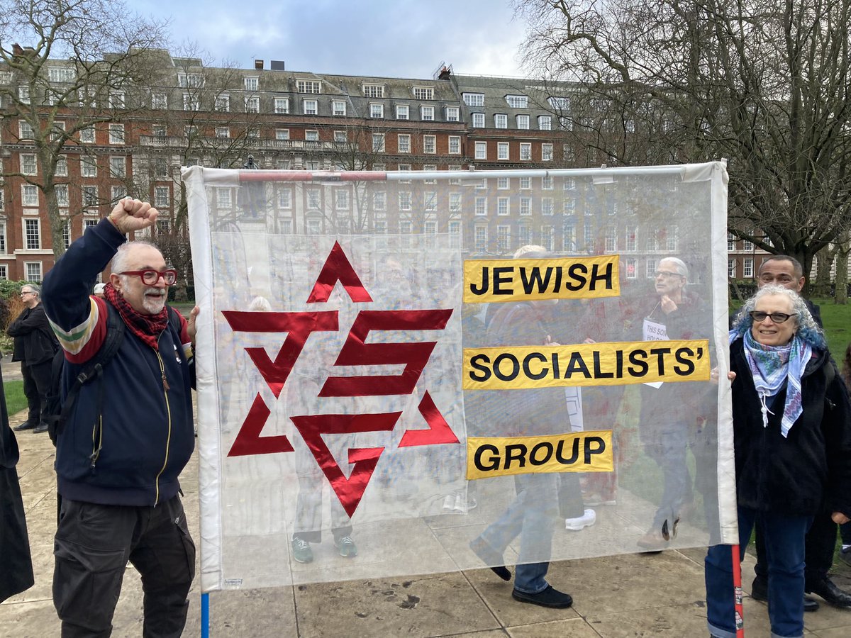 At the Jewish Bloc assembly point yesterday, before joining up with the national march for Palestine @JewishSocialist @davidjrosenberg @juliabard 

#SolidarityIsBeautiful
#GazaGenocide
