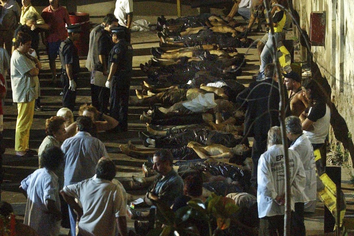 unaveraporahi's tweet photo. @VandoniMarco Esto fue Cromañon y empezó por una bengala. Memoria, gente, no sean forros https://t.co/NQM64zTdN2