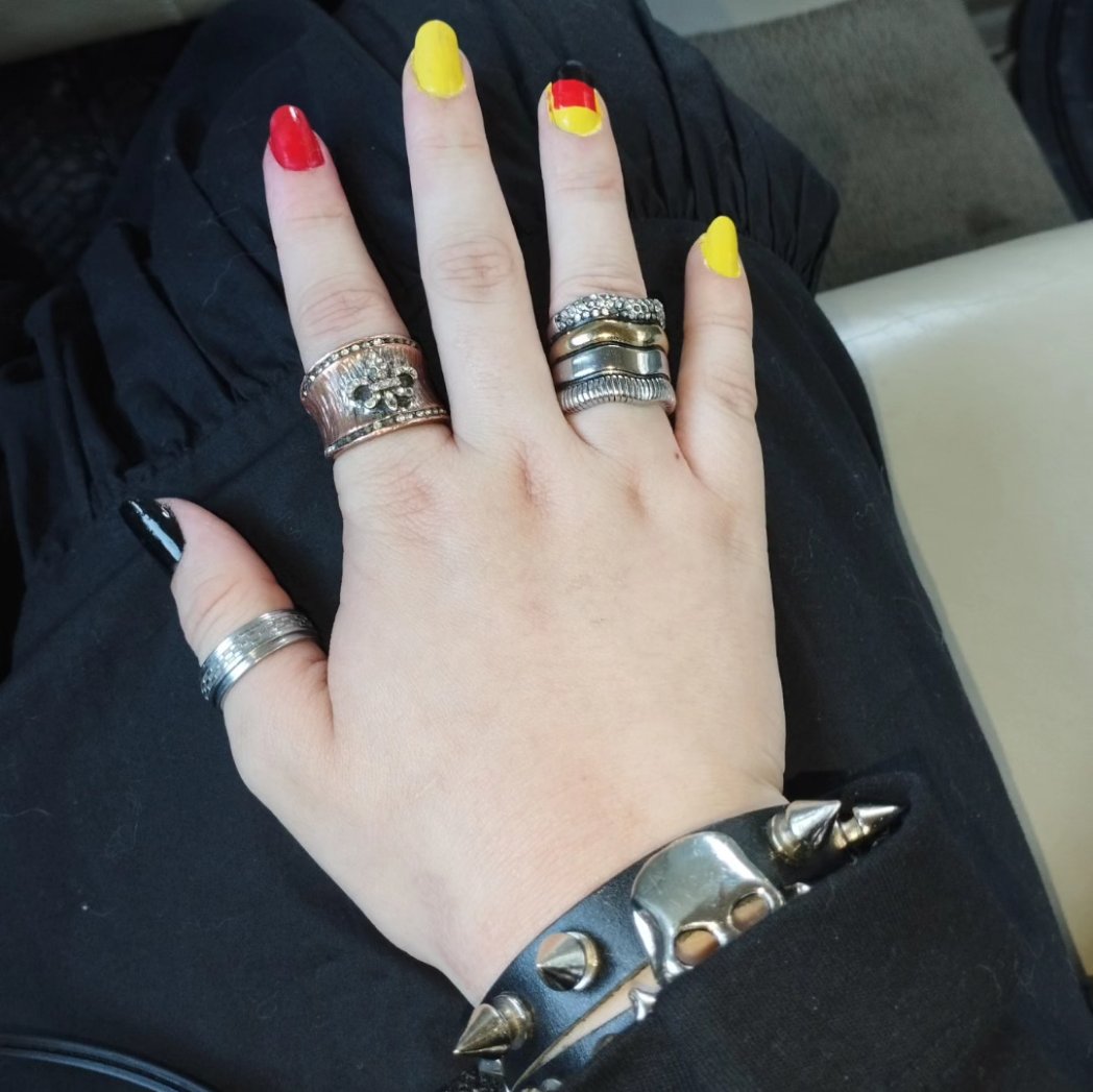 SayloinRiki's tweet photo. Germany flag nails
π€©ππ
π»π€β€οΈππ©πͺβ¨
.
#germanyflag #germanynails #blackredandyellownails #spikybracelet #rings https://t.co/GgbOSOc069