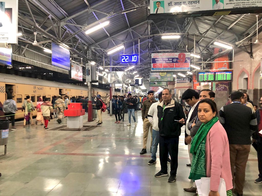 drm_lko's tweet photo. Shri SM Sharma, DRM/LKO, along with a team of officers, personally monitored the operation of #exam special trains and ensured smooth crowd management at Lucknow Charbagh station.

#UPPoliceexam https://t.co/Hs6e1ApbVw