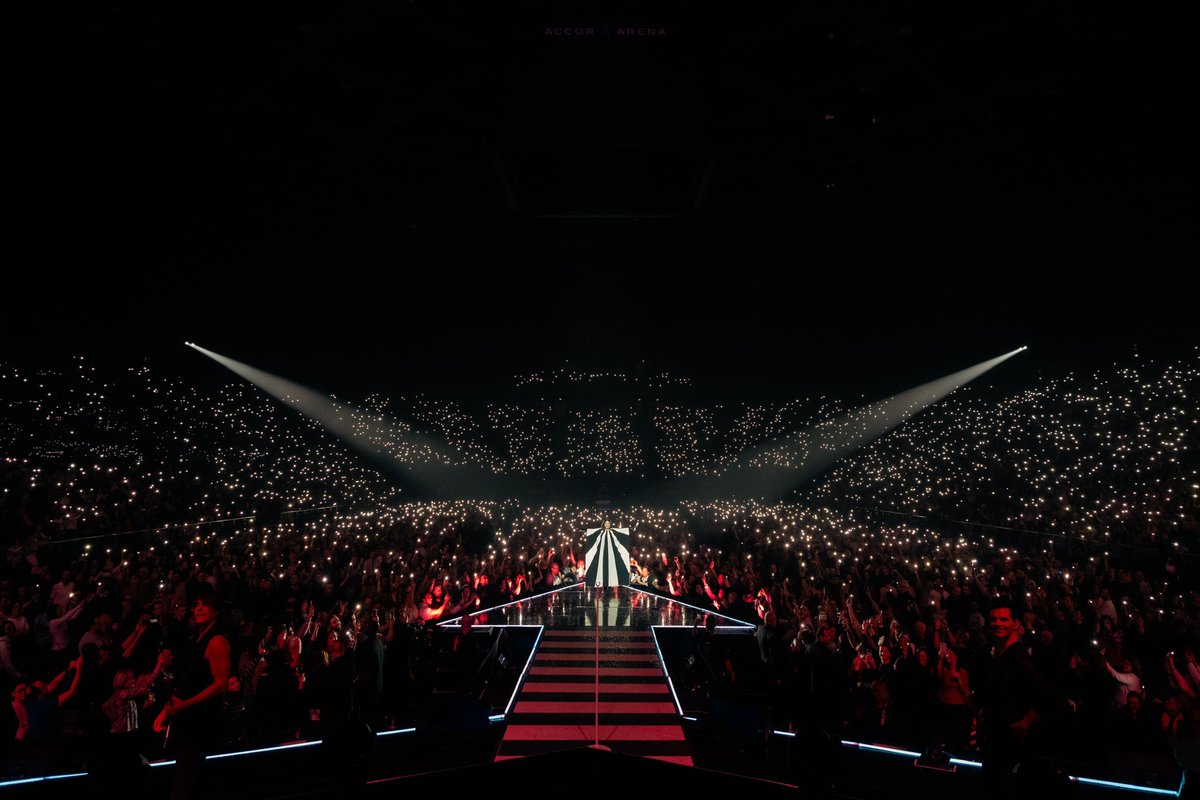 LauraPausini's tweet photo. THANK YOU EUROPE! ❤️✨ https://t.co/rGiZYYADPa