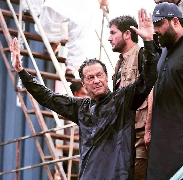sshoaib830's tweet photo. اک عہد وافا ہوا۔۔۔
اک عہد تمام ہوا..
Shukriyaaaaa Pakistan💓
#leader #ImranKhan 
@4idreeskhan @afd_hsd @Aleemakhan_ @asmaayat646 @BanarasAliMugh3 @PTIofficial https://t.co/dTKRyXFA9R
