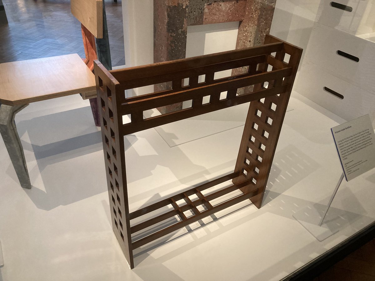 florinebarnet's tweet photo. En 1917, sur l’île de Man, les prisonniers de guerre fabriquent du mobilier comme ce porte-serviettes en acajou pour le designer Charles Rennie Mackintosh, chef-de-file de l’école de Glasgow.
Vu au @V_and_A en 2022. #charlesrenniemackintosh #glasgowstyle #histoiredudesign #ww1 https://t.co/7KT7p56KBr