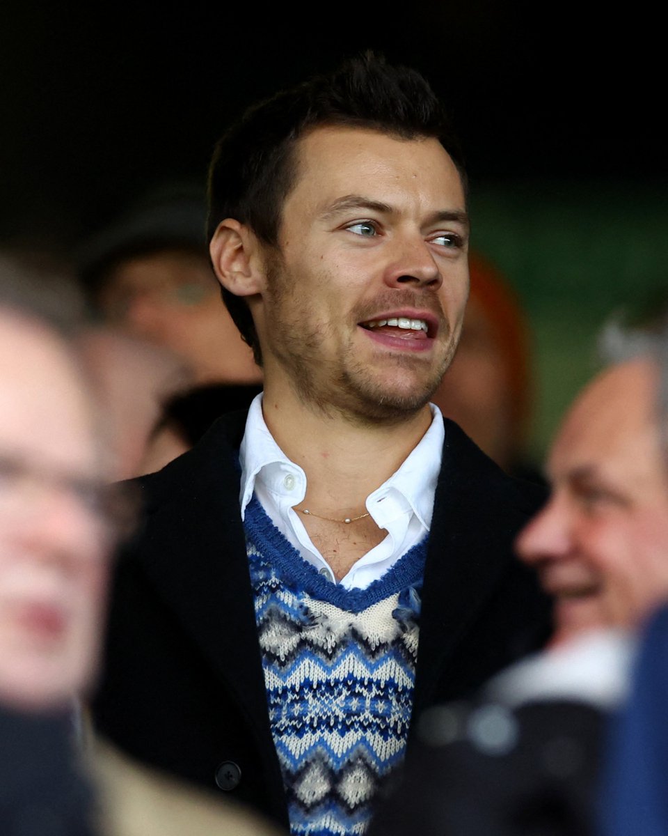 premierleague's tweet photo. 🤩 @Harry_Styles picked a good match to come to... 🍿 

#LUTMUN https://t.co/OPHowhMn7w