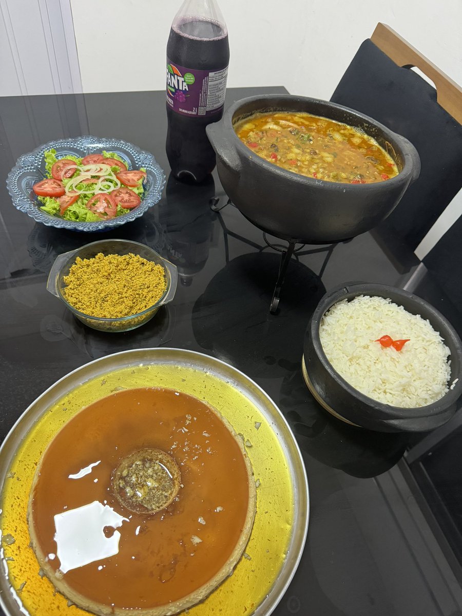 Hoje foi dia de moqueca de frutos do mar feita na panela de barro arroz salada farofa de azeite de dendê e um pudim .
(Amo cozinhar pra quem eu amo )