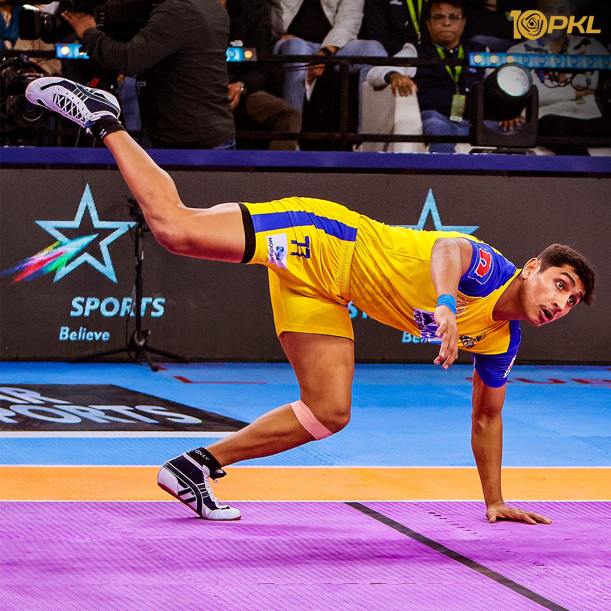 ProKabaddi's tweet photo. Mat photography is our favourite kind 📸
Visit https://t.co/cfORnVakqn or the Pro Kabaddi Official App to see more such pictures 🙌
#ProKabaddiLeague #ProKabaddi #PKLSeason10 #PKL #HarSaansMeinKabaddi #CHEvBEN #DELvBLR https://t.co/RdudnFLbwK