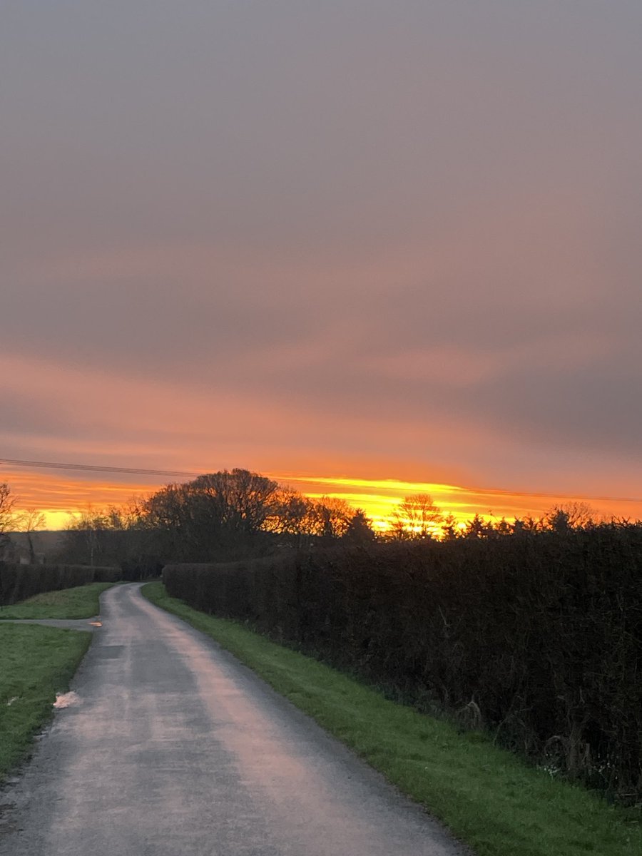 Sunrises have been vivid of late in #Lincolnshire- this was Friday morning near #Wragby. ⁦@LincsSkies⁩ ⁦@LincsLive⁩