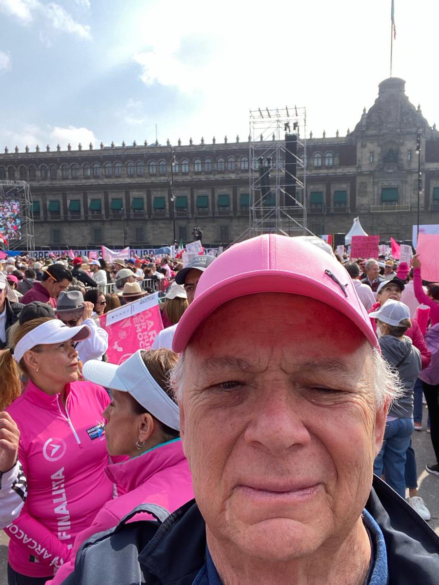 León Krauze (@leonkrauze) on Twitter photo Mi padre <a href="/EnriqueKrauze/">Enrique Krauze</a> en la marcha de hoy.
Una vida dedicada a la defensa de la democracia mexicana.
Desde 1968 y hasta hoy.
Un gran orgullo verlo ahí, luchando por lo mismo que ha luchado desde hace décadas: nuestra salud democrática.
#MarchaPorLaDemocracia Mi padre <a href="/EnriqueKrauze/">Enrique Krauze</a> en la marcha de hoy.
Una vida dedicada a la defensa de la democracia mexicana.
Desde 1968 y hasta hoy.
Un gran orgullo verlo ahí, luchando por lo mismo que ha luchado desde hace décadas: nuestra salud democrática.
#MarchaPorLaDemocracia