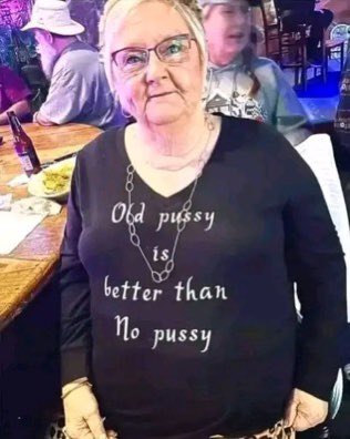 KylieHopkinsX's tweet photo. A compilation of funniest writings on clothes ever seen😂🔥

Check Thread 👇😂 https://t.co/YXeFNMPb46