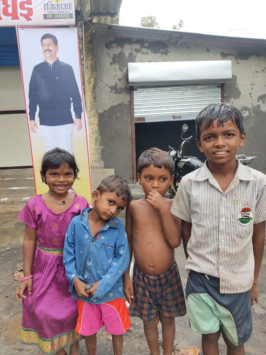 KamleshVekhande's tweet photo. हा साधा फोटो नसून त्यामुलांचा आहे जी मुलं शिक्षणापासून कोसो दूर होती,या मुलांमध्ये भविष्य पाहून शिक्षणाच्या प्रवाहात आणून हातात वहीपेन देणारे,ते या मुलांच्या पाठीशी आहेत@sambare_nilesh
#निलेशसांबरे #NileshSambare  #अबकीबारनिलेशसांबरेखासदार #खासदार2024 #shahapur #mission #लोकसभा https://t.co/9Ye1htQqbx